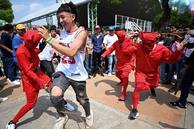 悪魔にむち打たれ罪清める エルサルバドルで祭り