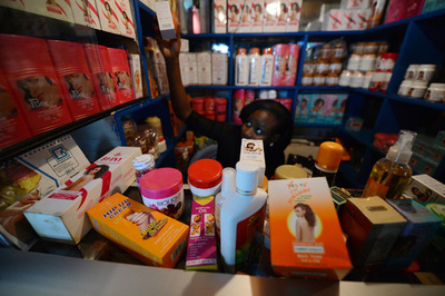 カンボジアで偽造化粧品68トンを押収、日本製と偽ったものも