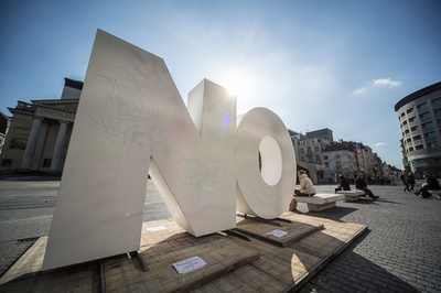 広場に登場した謎の「NO」、その意味とは ベルギー