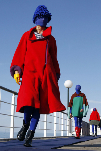 ドイツ北部でファッションショー、海岸を舞台に