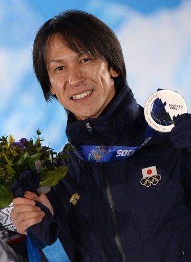 葛西がメダル授与式に出席、銀メダルを手にポーズ ソチ五輪