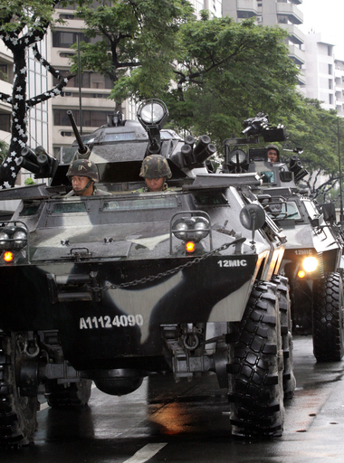 マニラのホテル立てこもり事件、反乱グループ投降、身柄拘束される