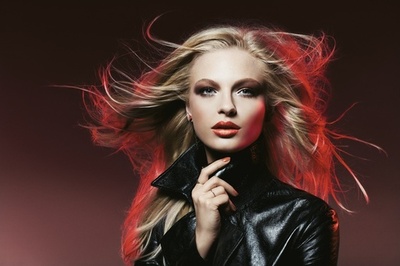 「ディオール」艶めくカラーとスモーキーなエフェクトが美しいフォールコレクション