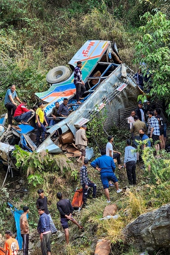 ヒマラヤの渓谷にバス転落、死者36人 インド