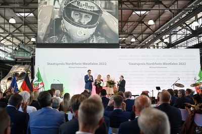 元F1王者シューマッハ氏を表彰 故郷の独州、家族が式典出席