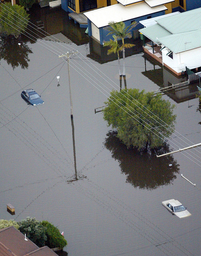 死者を出した激しい暴風雨、住民に避難勧告