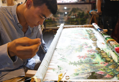 「90後」の元・入れ墨彫師、今は満州族の刺しゅうに魅了され