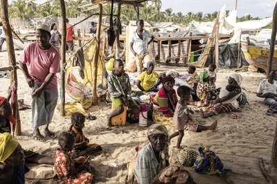 3部屋の自宅に43人同居 見知らぬ避難民受け入れ モザンビーク