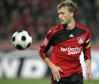 レバークーゼン シャルケ下し首位守る