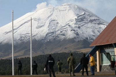 ポポカテペトル火山の噴火が活発化、警戒レベル引き上げ メキシコ