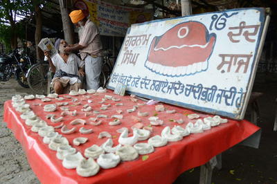 路上で行われる歯科治療、インド