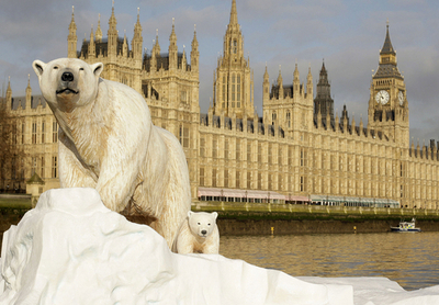テムズ川にホッキョクグマ？いや、巨大な彫刻です