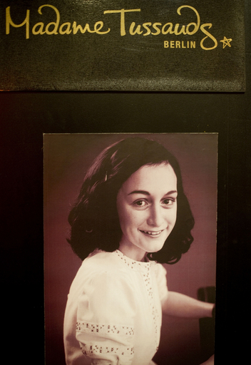 笑顔で日記書くアンネのろう人形、独マダム・タッソーに登場