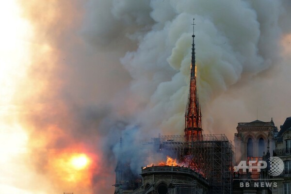 仏ノートルダム寺院で大規模火災 尖塔が崩壊