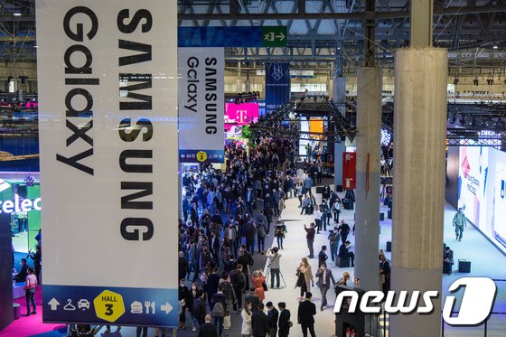 1日、「モバイルワールドコングレス（MWC）」の展示場は参観客で混雑している(c)news1