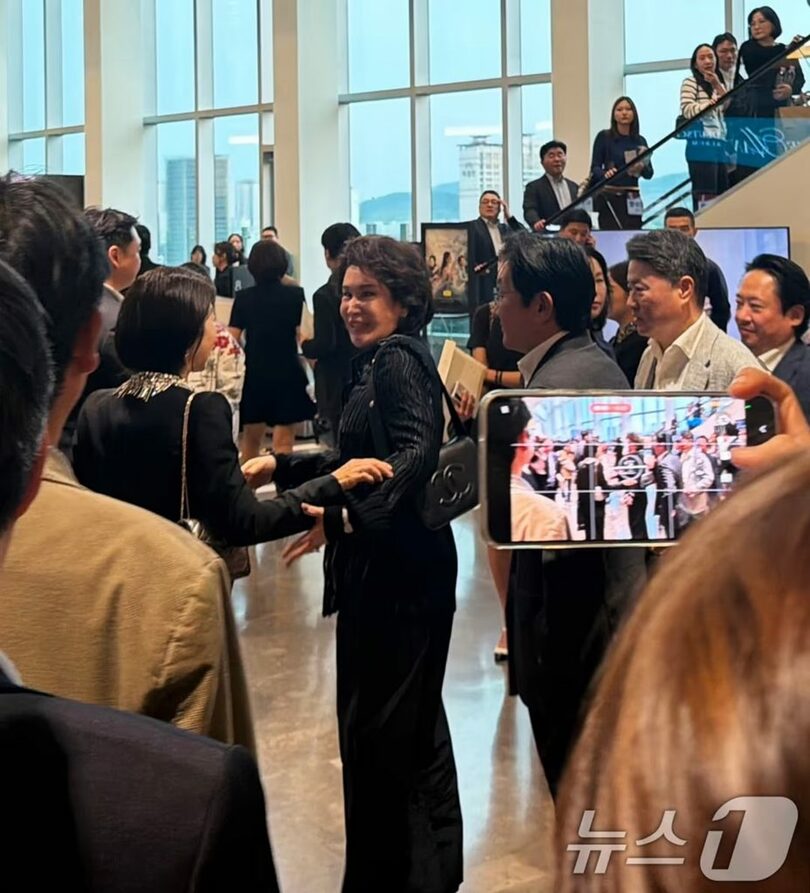 4月29日、ソウル松坡区のロッテコンサートホールで開かれたチョン・ヨンジン新世界グループ会長の妻ハン・ジヒ氏のデビューアルバム発売記念コンサート(c)news1