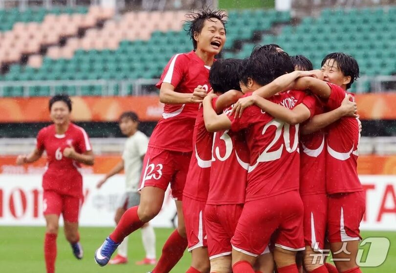 2026年愛知・名古屋アジア大会の女子サッカー準決勝で、中国のオウンゴールを喜ぶ北朝鮮の選手たち＝2026年9月29日、静岡スタジアムエコパ(c)news1