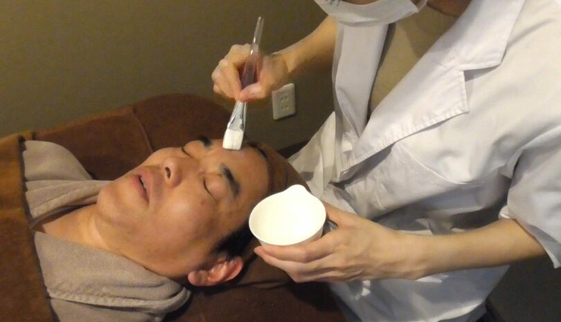 STPの液体を顔全体に塗る(c)KOREA WAVE