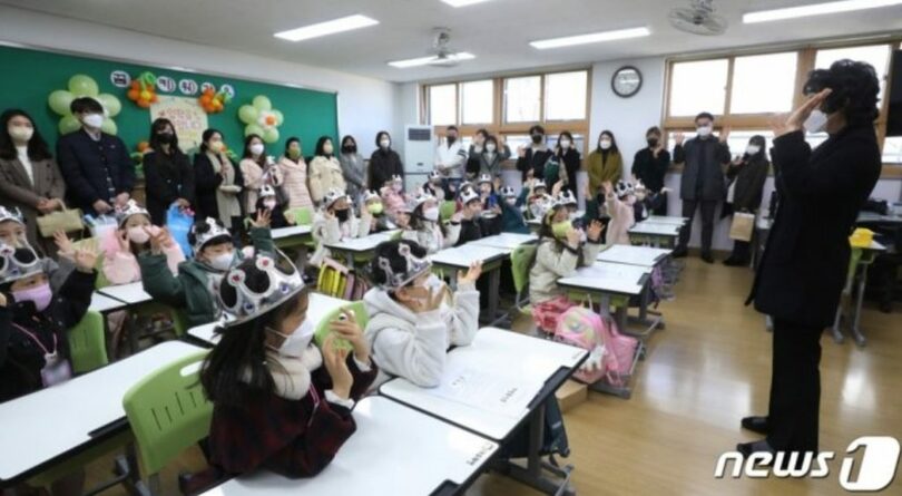 京畿道水原市の小学校で新入生たちが王冠をかぶって入学を祝っている(c)news1