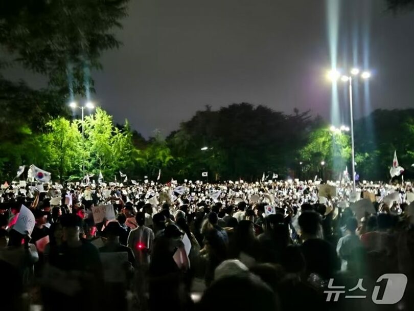 統一地方選の投票用紙不足問題に反発し、ソウル市松坡区のオリンピック公園ハンドボール競技場開票所前に集まって再選挙を求めるスローガンを叫ぶ市民ら(c)news1
