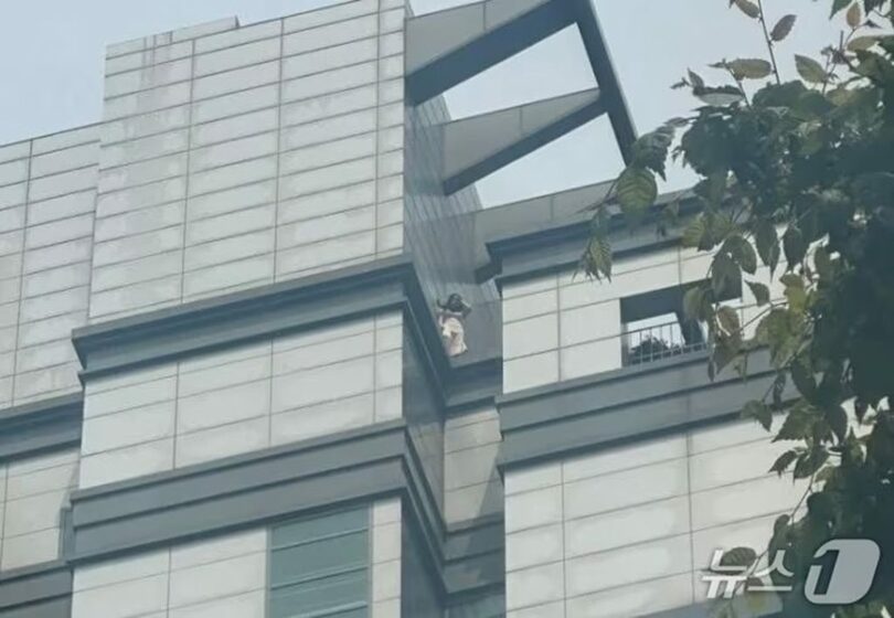 5月2日午後1時35分ごろ、ソウル市江南区駅三洞のオフィステルで、投身を試みる女性＝読者提供(c)news1