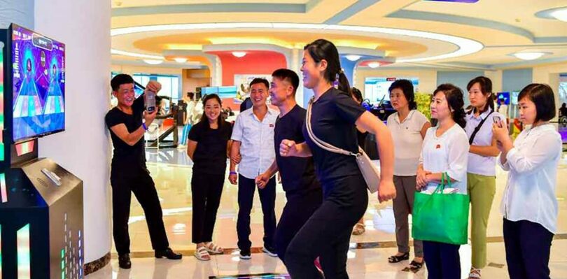 元山葛麻海岸観光地区で余暇を楽しむ住民＝16日付労働新聞(c)KOREA WAVE