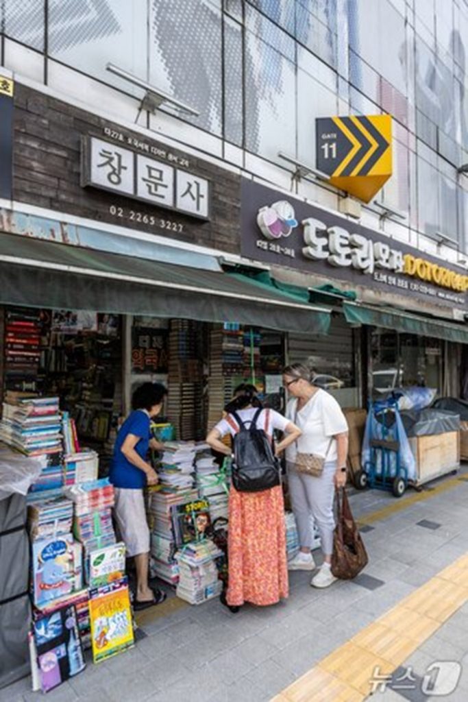 東大門平和市場近くの古本屋街＝ソウル観光財団提供(c)news1