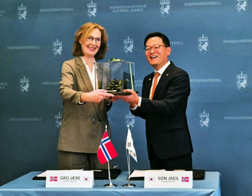 ノルウェー国防物資庁で8日（現地時間）開かれたK9契約式＝ハンファエアロスペース(c)KOREA WAVE