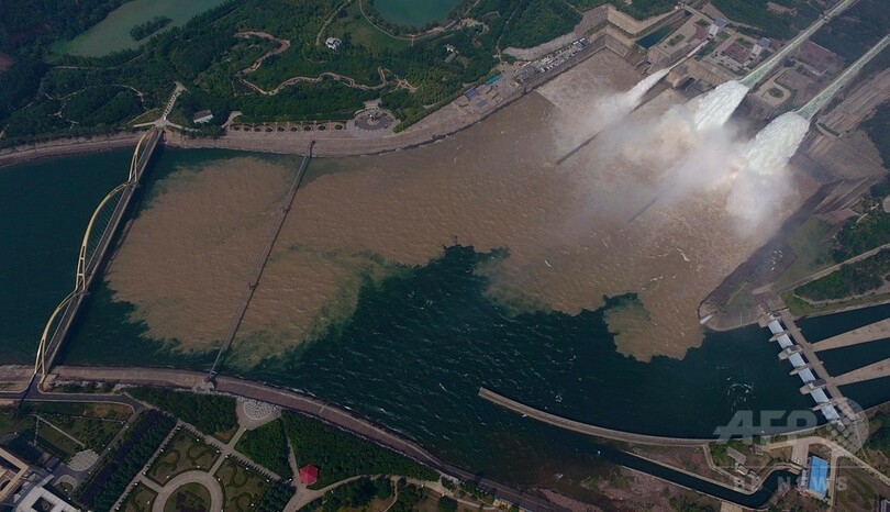 大迫力！ ドローンが撮影したダムの放水 中国・河南省