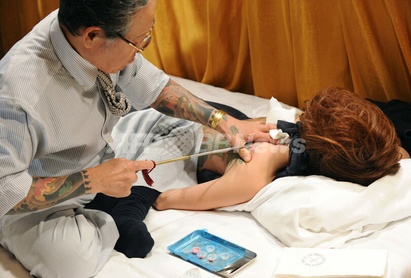 彫師・三代目彫よし氏、日本が誇る入れ墨の技を披露