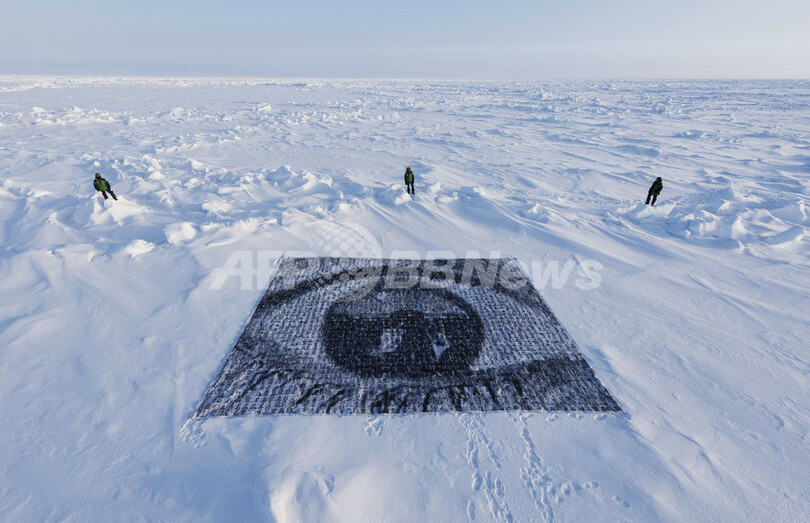 北極点の氷上に巨大な「目」、環境問題のアートプロジェクト