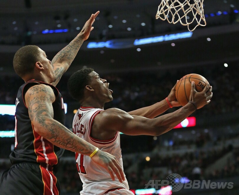 ブルズがヒートに勝利、バトラーがジェームズを抑える