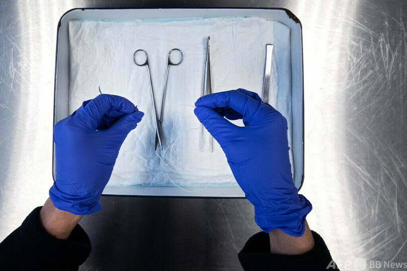 遺体解剖を間近で見学、高額有料イベントに遺族が抗議 米