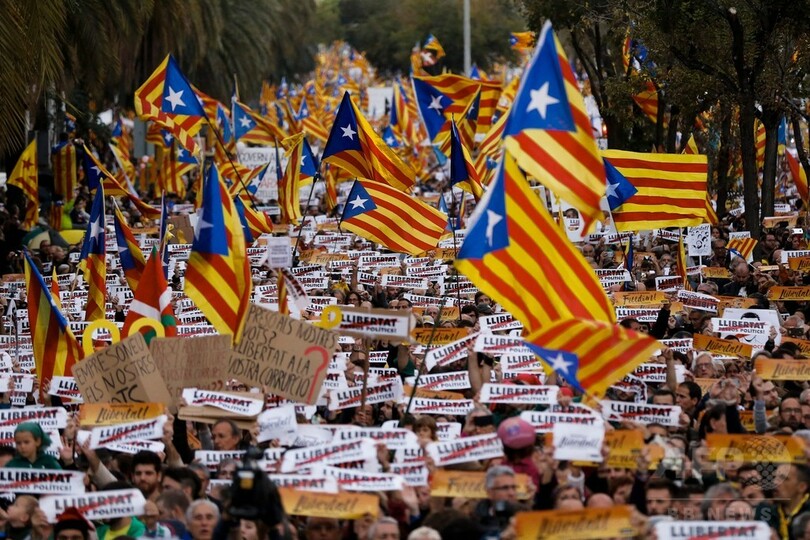 州政府幹部の釈放求め75万人が抗議デモ カタルーニャ