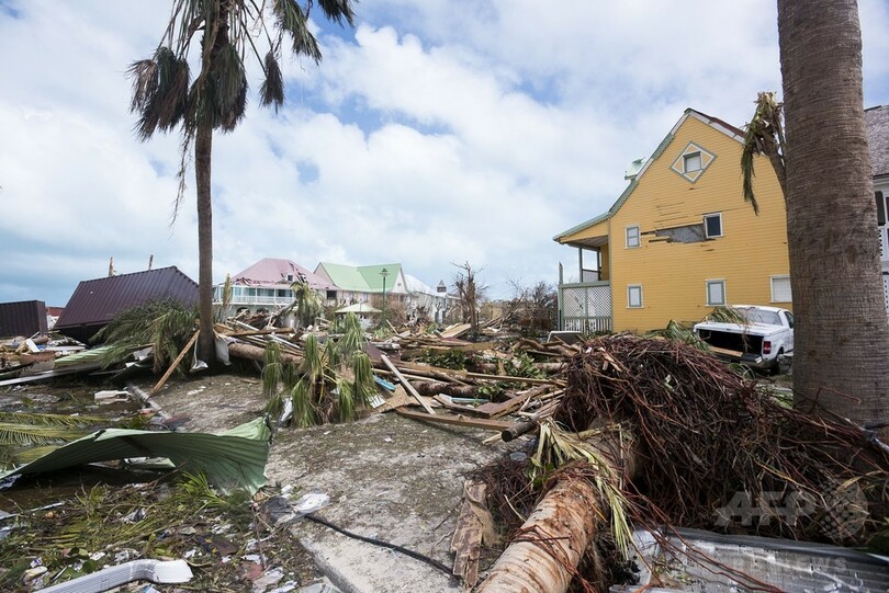 ハリケーン直撃のカリブ海の島で略奪行為、警官隊を派遣