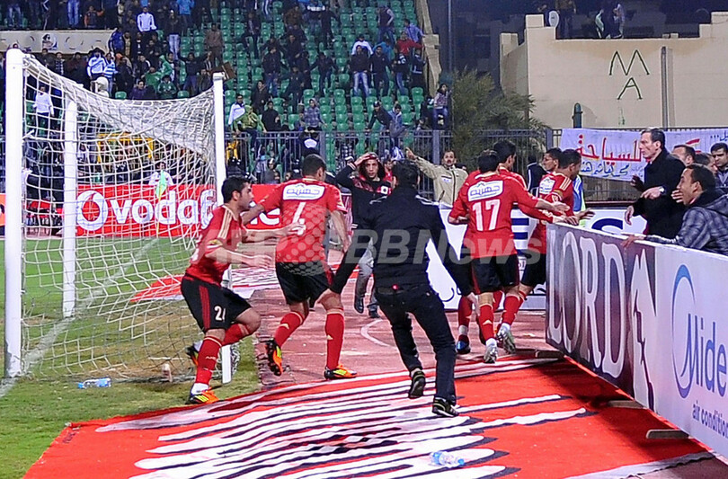 サッカー試合で暴動、74人死亡 1000人負傷か エジプト