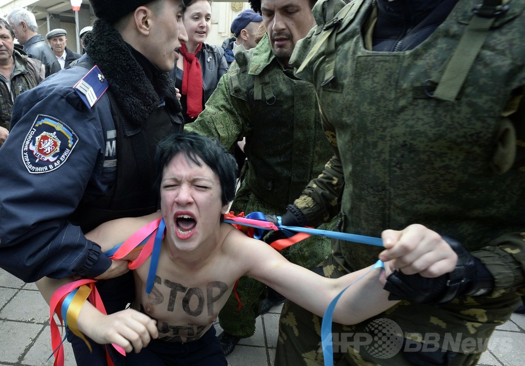 緊張のクリミア、親ロシア集会にFEMENが乱入 緊張のクリミア、親ロシア集会にFEMENが乱入