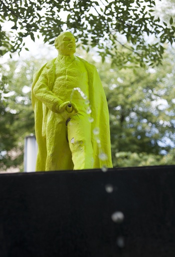 小便するレーニン像、ポーランドに登場 写真12枚 国際ニュース：AFPBB News