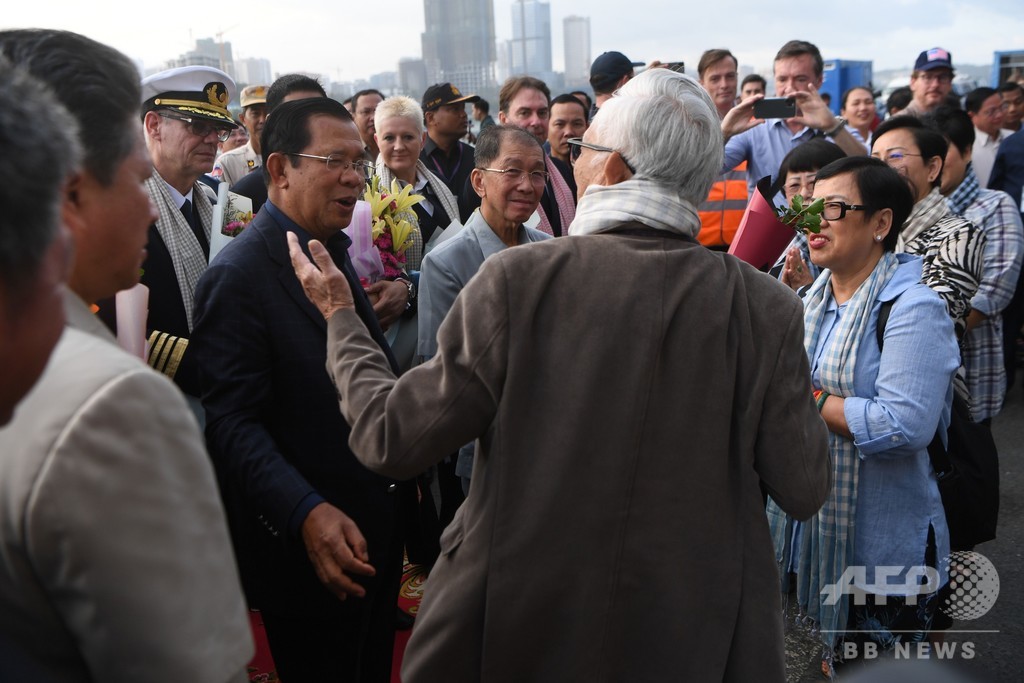日本が拒否のクルーズ船、カンボジアで下船開始 「人権に配慮」とフン・セン首相
