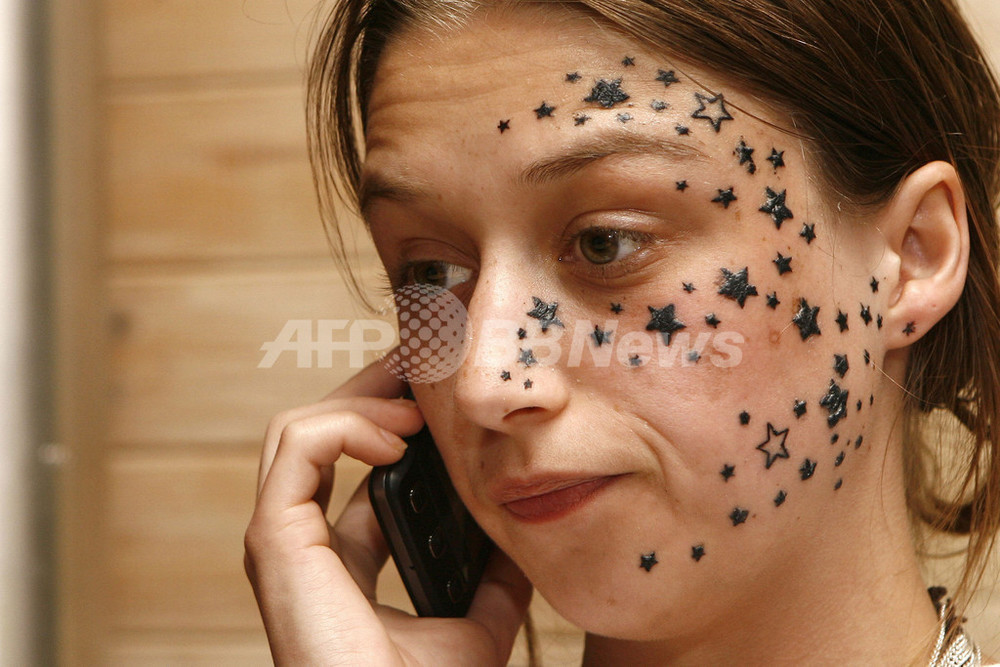 顔に星56個の入れ墨、客の女性が入れ墨店を訴える意向 ベルギー 写真4枚 国際ニュース：AFPBB News