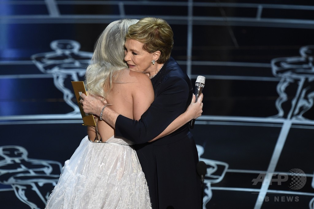 レディー・ガガ、アカデミー賞授賞式で熱唱