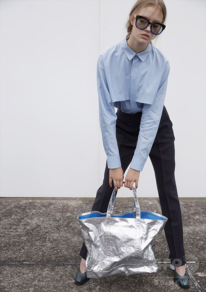 形状記憶で自在に変貌！「ビューティフルピープル」のトート