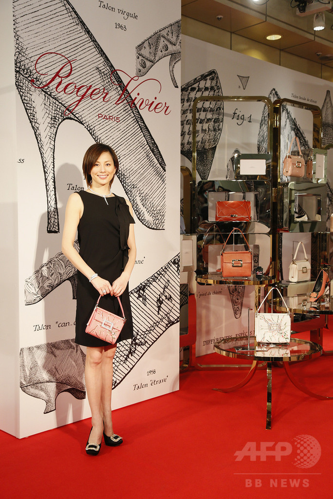 米倉涼子も愛用、「ロジェ ヴィヴィエ」回顧展24日まで
