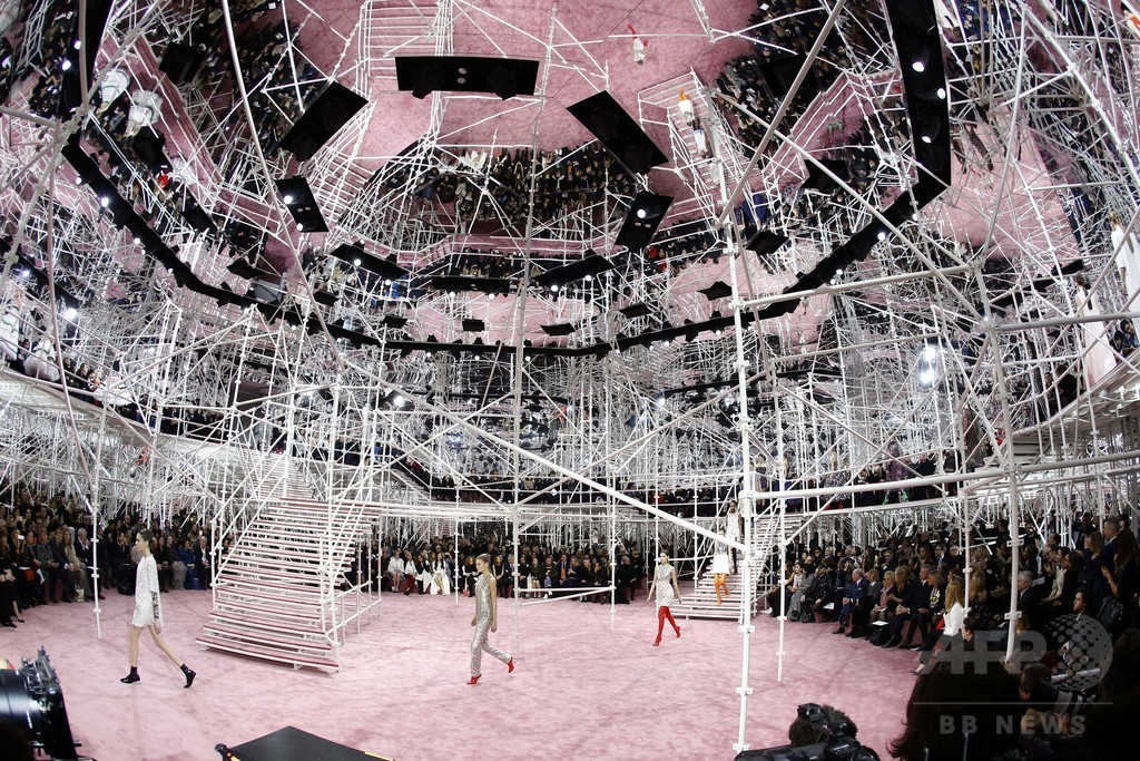 50～70年代の要素を取り入れた新たな女性像を提案、「ディオール」15年春夏オートクチュール