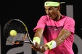 テニス、リオ・オープン男子シングルス準決勝。リターンを狙うラファエル・ナダル（2015年2月21日撮影）。(c)AFP/VANDERLEI ALMEIDA
