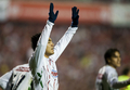 サッカーリベルタドーレス杯2010（Copa Libertadores de America 2010）は18日、決勝の第2戦がブラジルのポルトアレグレ（Porto Alegre）で行われ、インテルナシオナウ（Internacional、ブラジル）がCDグアダラハラ（Club Deportivo Guadalajara、メキシコ）を3-2で下し、2試合合計5-3で2度目の優勝を果たした。写真は前半42分に先制点を決めて喜ぶCDグアダラハラのマルコ・ファビアン・デ・ラ・モラ（Marco Fabian de la Mora）。（2010年8月18日撮影）(c)AFP/ANTONIO SCORZA