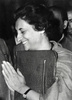 インド・ニューデリーで同国の首相に選出されてほほ笑むインディラ・ガンジー氏（1966年1月19日撮影）。(c)AFP