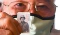 第2次世界大戦中に欧州戦線で戦った日系2世で構成された米陸軍第100歩兵大隊と第442連隊をたたえる新切手を手にする、元442連隊兵士のヨッシュ・ナカムラさん（95）。米カリフォルニア州ロサンゼルスの全米日系人博物館で（2021年6月4日撮影）。(c)Frederic J. BROWN / AFP
