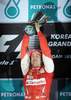 10F1第17戦、韓国GP決勝。優勝し、表彰台でトロフィーを掲げるフェラーリのフェルナンド・アロンソ。（2010年10月24日撮影）(c)AFP/JUNG YEON-JE