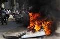 カイロ（Cairo）・内務省前でデモ隊に火をつけられた看板（2011年6月29日撮影）。(c)AFP/MOHAMED HOSSAM